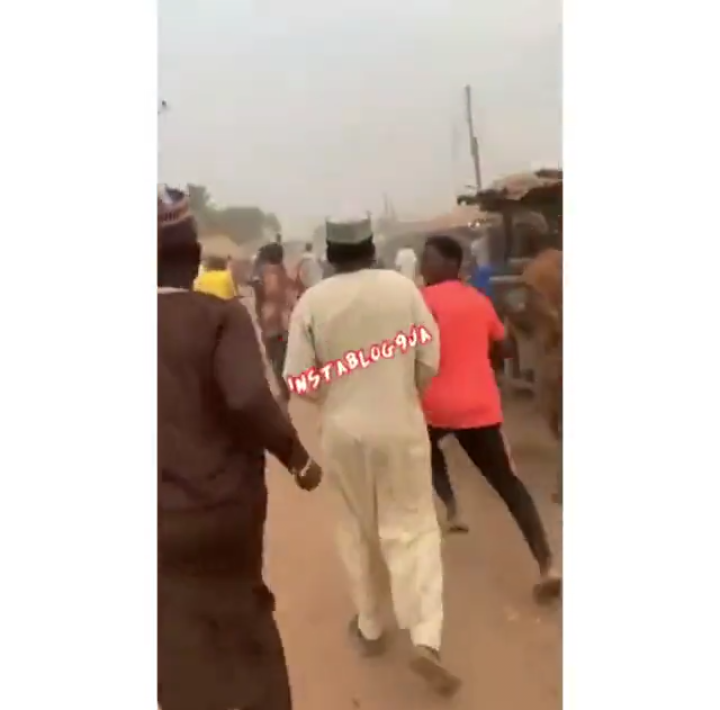 Unhappy Residents Chase a Member of the Niger State House of Assembly who Came to Commiserate with Them over Banditry in Magama 